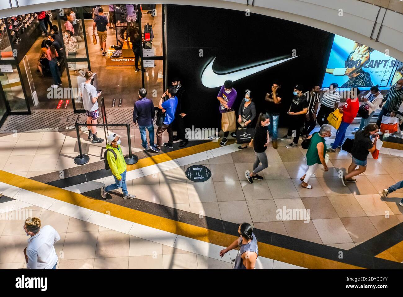 Gente que se alinea en Nike Store en el centro comercial Chadstone durante  el día del boxeo Fotografía de stock - Alamy