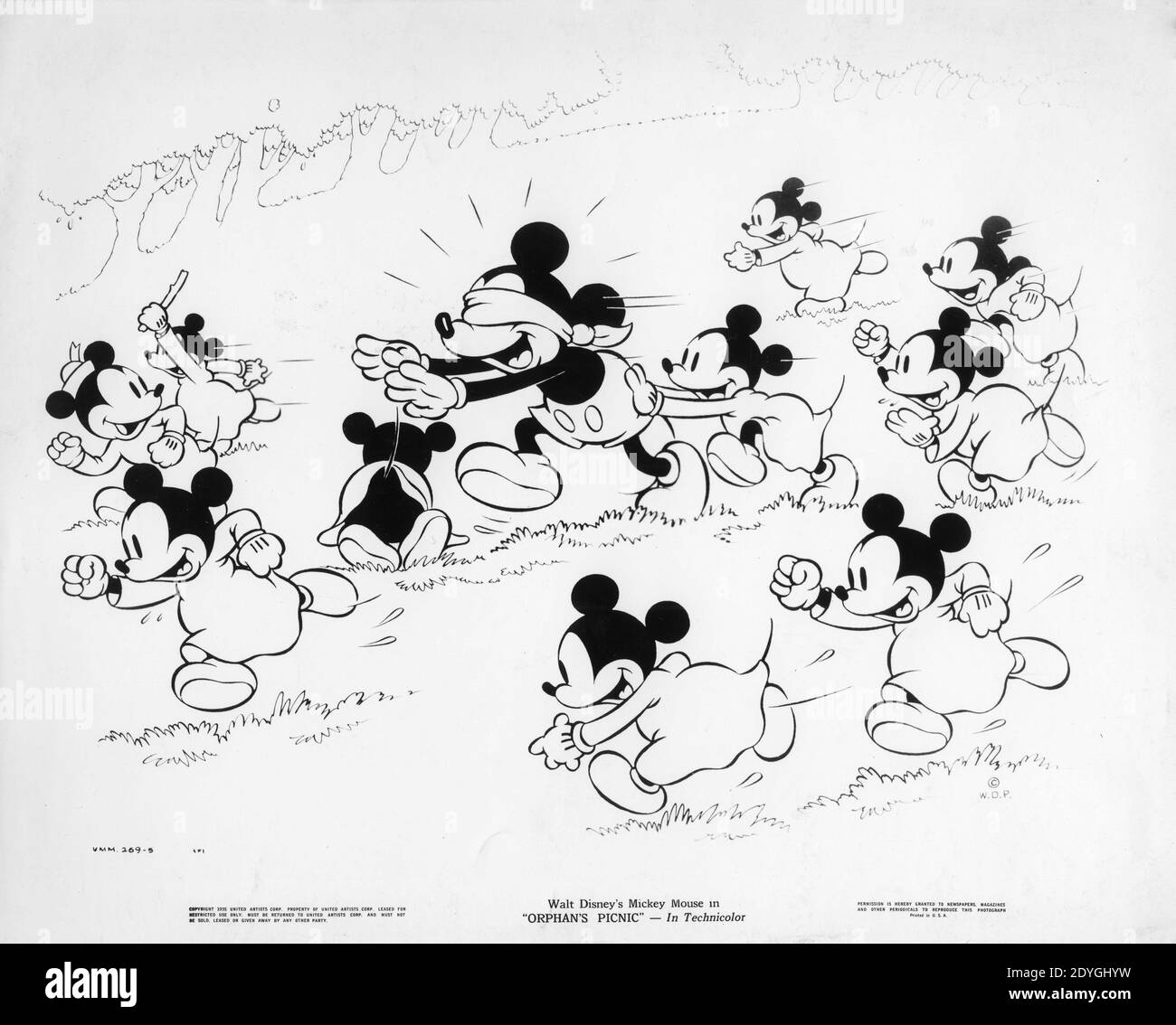 EL RATÓN MICKEY DE WALT DISNEY juega a Blind Man's Buff / Bluff Con ratón  niños en EL PICNIC DE HUÉRFANOS 1936 director BEN SHARPSTEEN Walt Disney  Productions / Artistas Unidos Fotografía