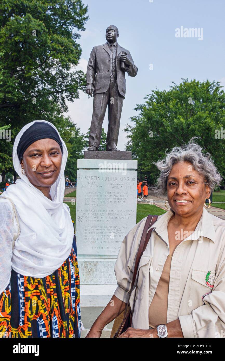 Birmingham Alabama, Kelly Ingram Park Negro mujeres amigas, Martin Luther King MLK estatua, Foto de stock