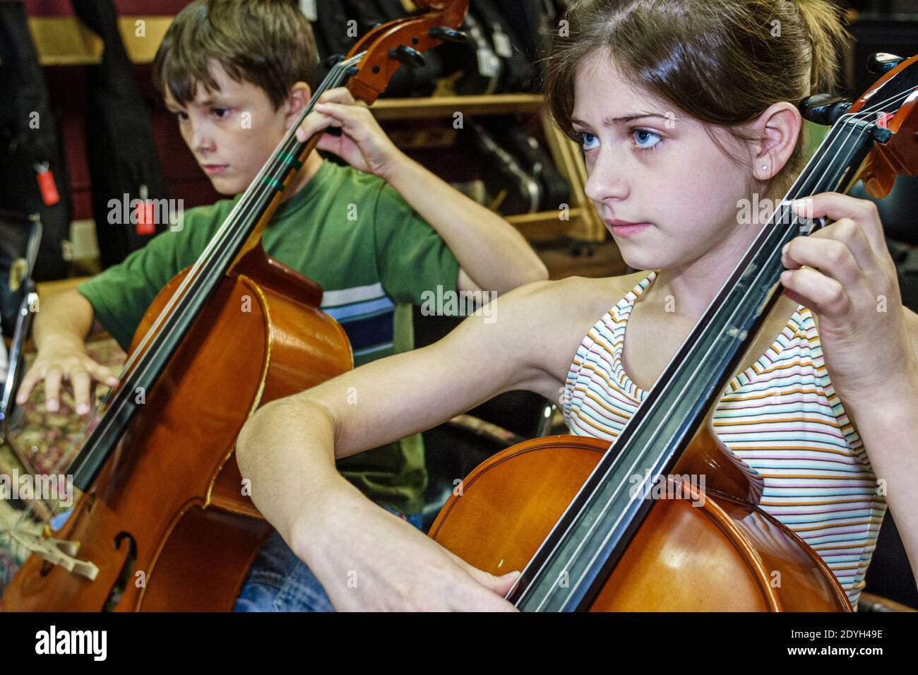 Alabama Gadsden Mary G. Hardin Centro para las Artes Culturales, interior estudiantes estudiantes estudiantes violonchelo campo de música de bajo práctica ensayo, niña niño tocando, Foto de stock