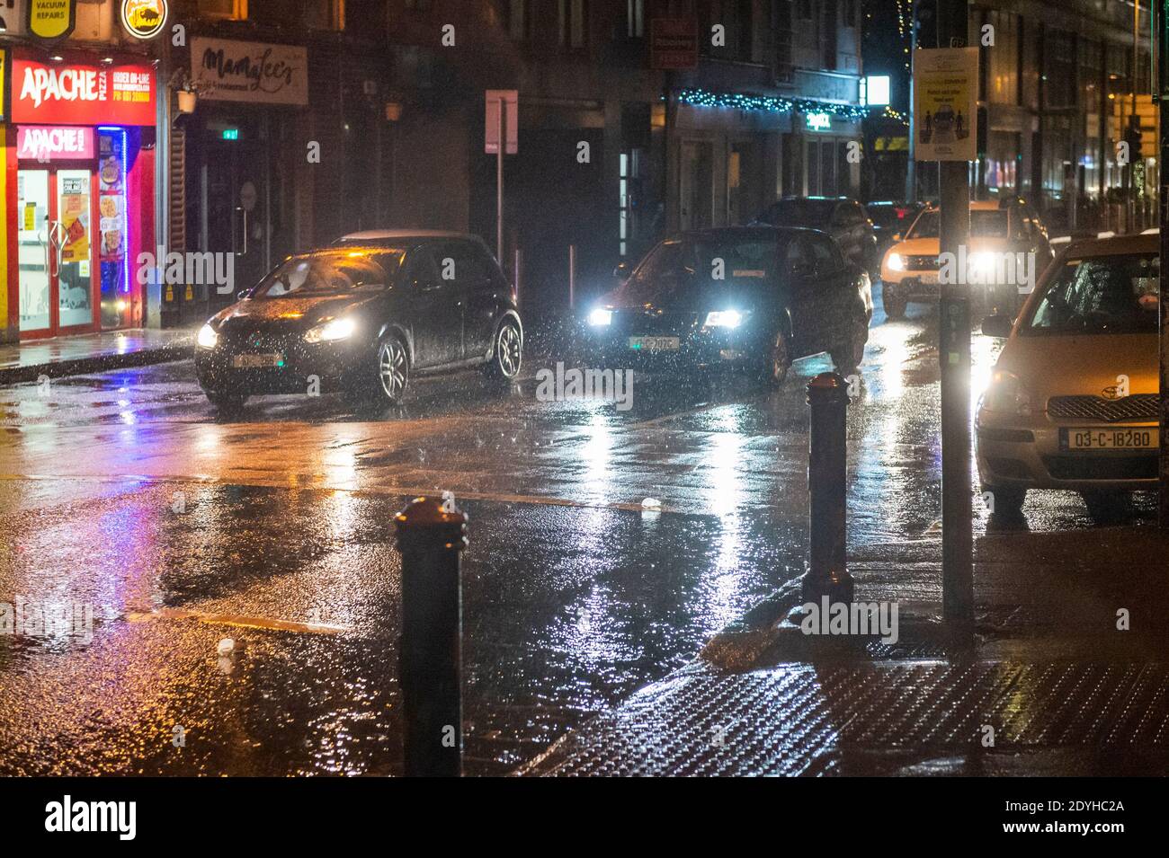 Limerick, Irlanda. 26 de diciembre de 2020. La tormenta Bella ha golpeado fuertemente a Limerick esta noche con vientos de la fuerza de la cal y lluvia torrencial. Met Éireann ha emitido un aviso de estado amarillo viento que está en vigor para toda Irlanda hasta las 6 de la mañana por la mañana. Crédito: AG News/Alamy Live News Foto de stock