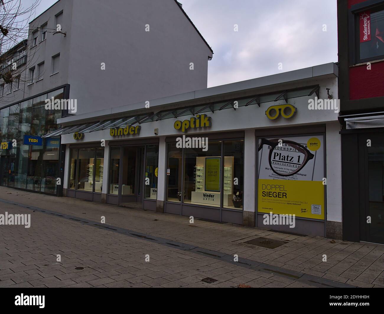 Sucursal cerrada de la cadena comercial regional de óptica Binder Optik en  la calle comercial del centro durante el cierre de Covid-19 con ventana de  tienda Fotografía de stock - Alamy