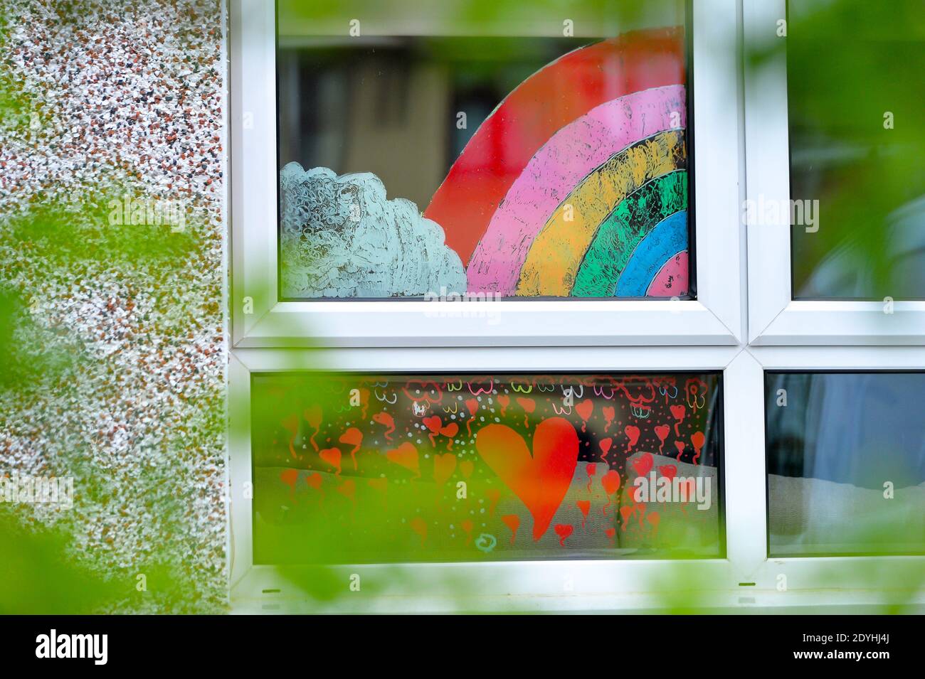 Arco iris en las ventanas de las casas de Ayledstone, Knighton y Clarendon Park en apoyo de los trabajadores del NHS durante la pandemia del Coronavirus Foto de stock