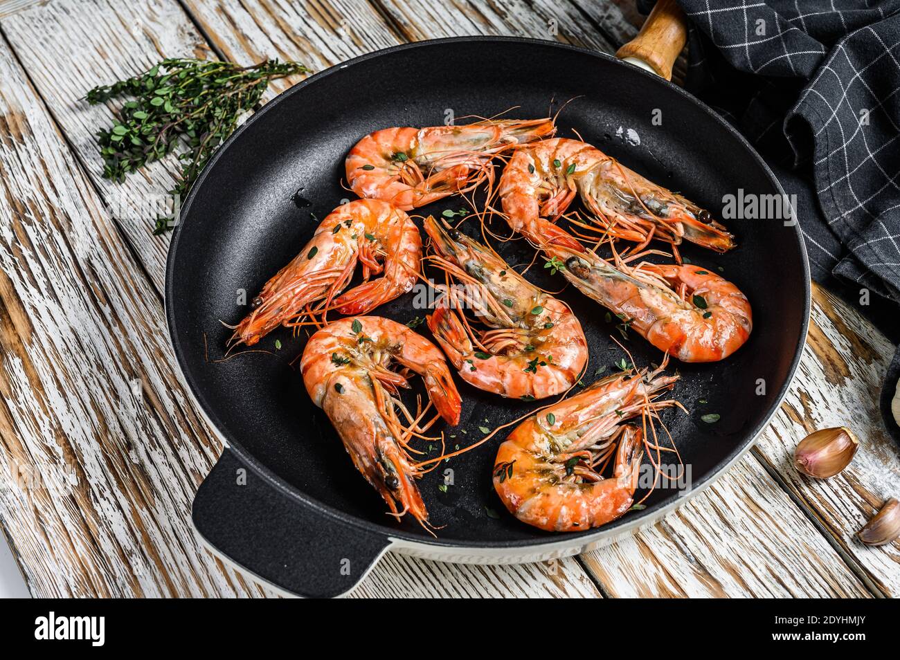 Gambas de tigre a la parrilla langostinos con especias y limón en una sartén. Fondo blanco de Gambas de tigre a la parrilla langostinos con especias y limón en una sartén. Fondo blanco de