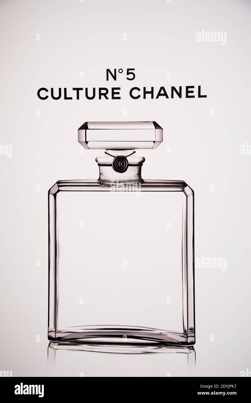 Ambiente en la inauguración de la exposición 'N° 5 Culture Chanel' dedicada  a la inmedad de la fragancia Chanel N° 5 en el Palacio de Tokio en París,  Francia, el 3 de