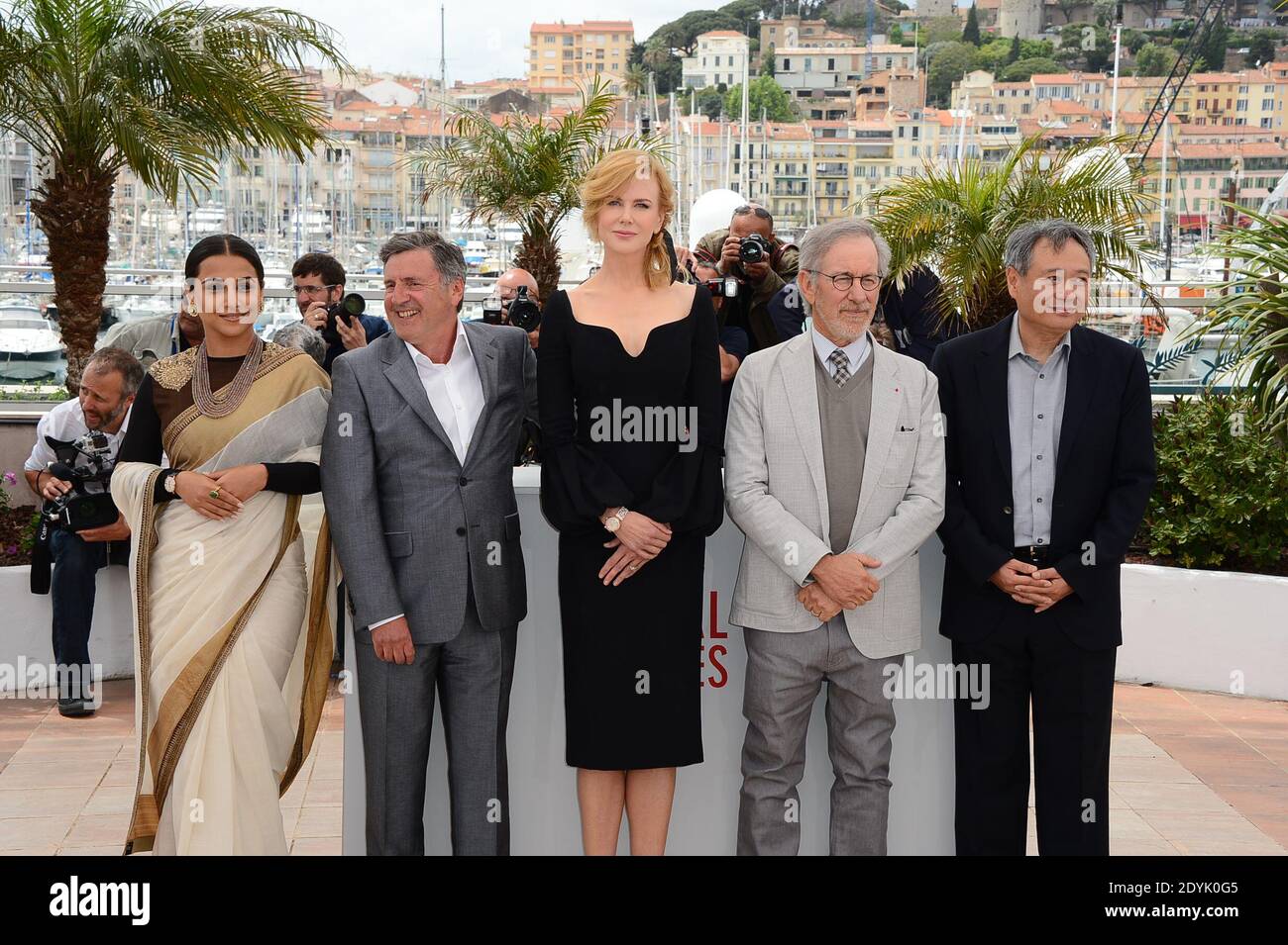 Vidya Balan, Daniel Auteuil, Nicole Kidman, Director Steven Spielberg, Ang Lee posando en la fotocelda del jurado celebrada en el Palais des Festivals como parte del 66º festival de cine de Cannes, en Cannes, sur de Francia, el 15 de mayo de 2013. Foto de Nicolas Briquet/ABACAPRESS.COM Foto de stock