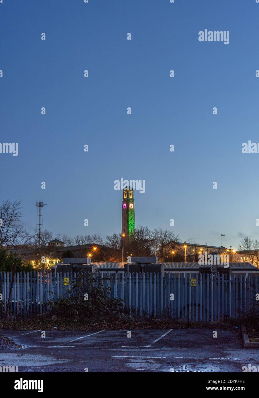 Civic Center torre del reloj con luces festivas durante la hora azul en diciembre de 2020 en el centro de la ciudad de Southampton, Hampshire, Inglaterra, Reino Unido Foto de stock