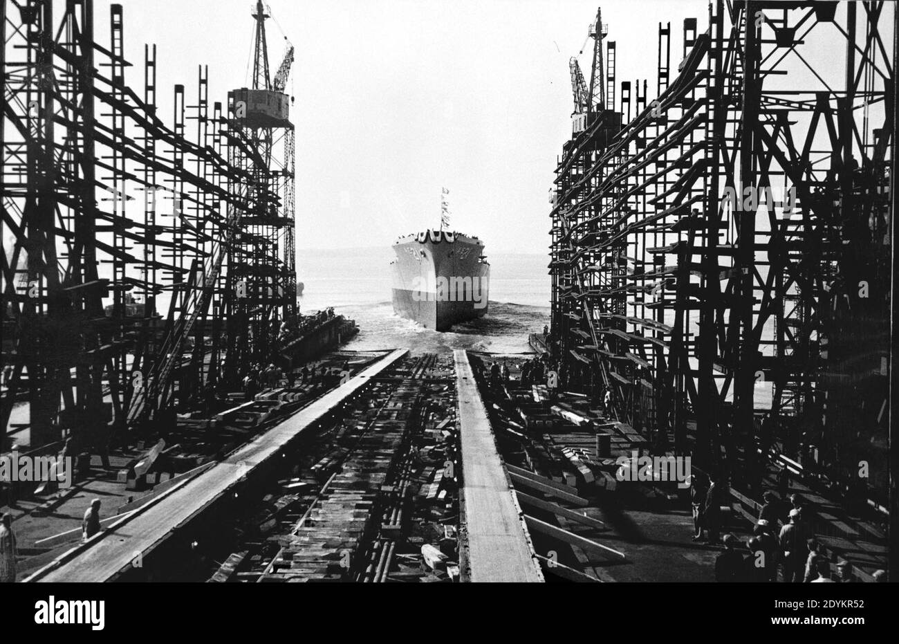 Lanzamiento del USS Suribachi (AE-21) en el astillero Belén Sparrows Point el 2 de noviembre de 1955 (6927600). Foto de stock