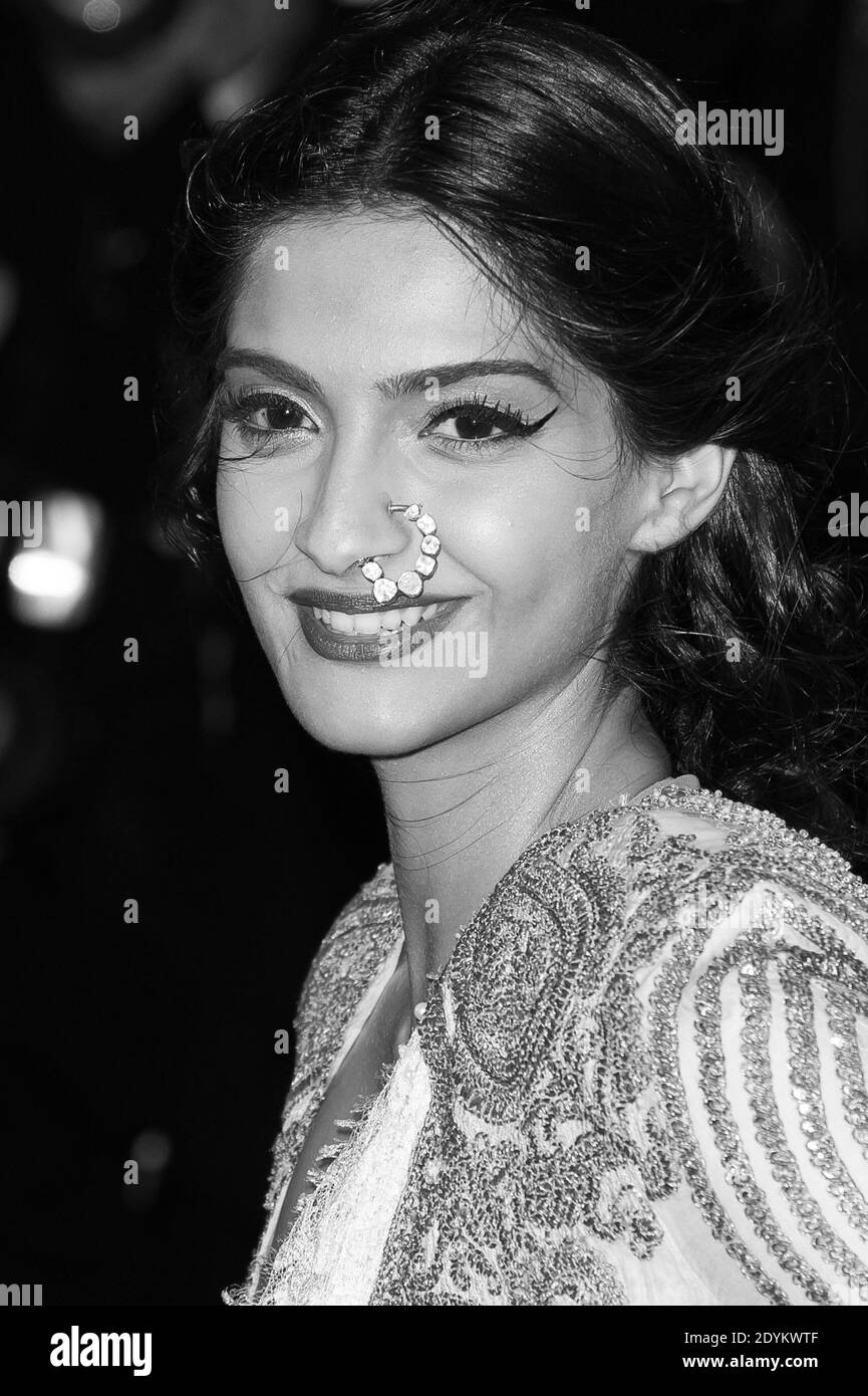 Sonam Kapoor llegó para la proyección de 'el Gran Gatsby' durante el 66º Festival Internacional de Cine de Cannes, en el Palacio de Festivales de Cannes, al sur de Francia el 15 de mayo de 2013. Foto de Nicolas Genin/ABACAPRESS.COM Foto de stock