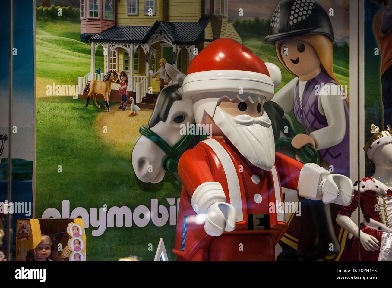BELGRADO, SERBIA - 29 DE NOVIEMBRE de 2020: Logo de Playmobil frente a un  Gigante Navidad Santa Claus Figurita en exhibición frente a una tienda.  Playmobil es Fotografía de stock - Alamy