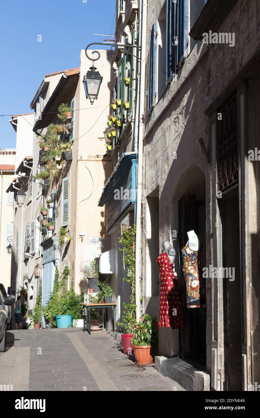 Marsella, Francia, color lavado casas de estilo mediterráneo y boutiques en  el histórico distrito de Le Panier Fotografía de stock - Alamy