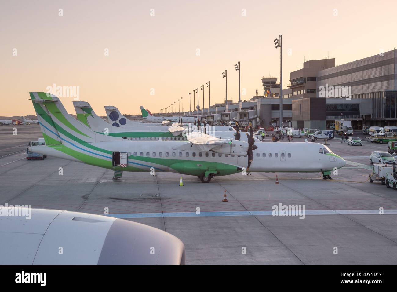 Aviones listos para volar en el aeropuerto de las Palmas de Gran Canaria,  Islas Canarias, España. Concepto de aeropuertos y viajes en avión  Fotografía de stock - Alamy