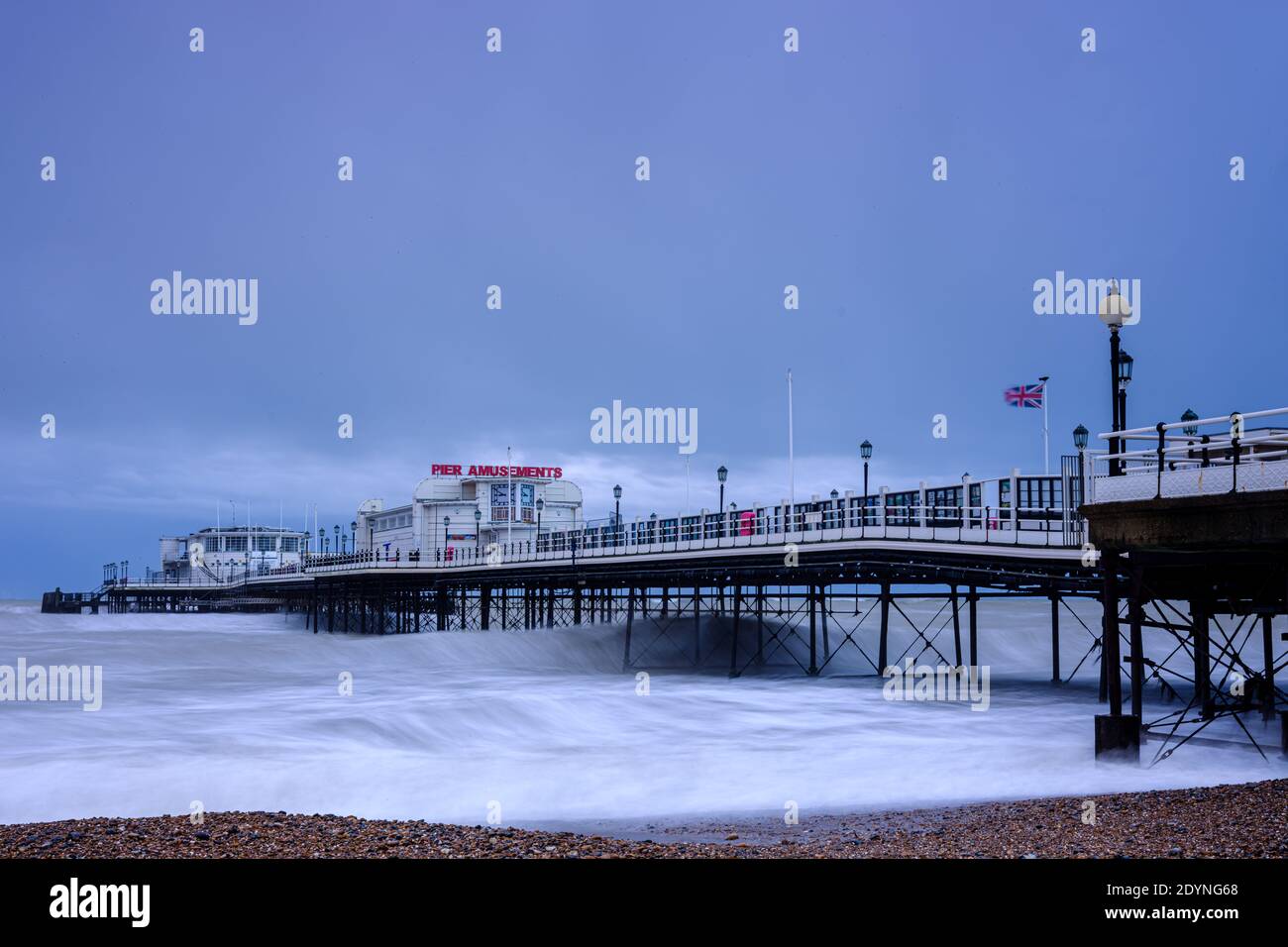 Worthing Pier, Worthing, Reino Unido. 27 de diciembre de 2020. Aguas tormentosas bateadores Worthing frente al mar. Imagen de crédito: Julie Edwards/Alamy Live News Foto de stock
