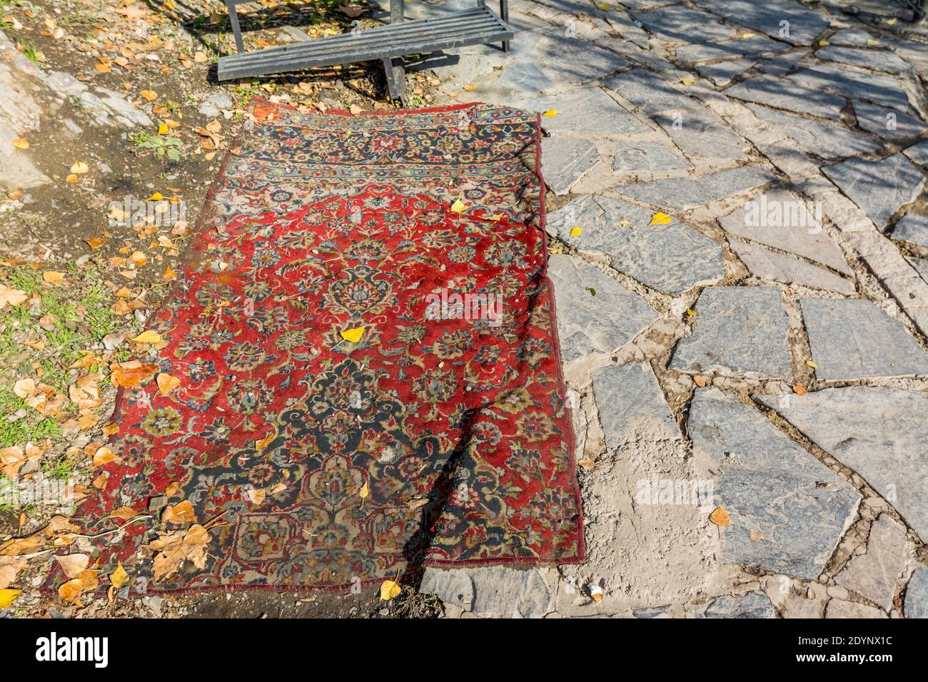 Una alfombra persa usada iraní en la carretera en los restaurantes en el  valle de Darband en la montaña Tochal, Teherán, Irán Fotografía de stock -  Alamy