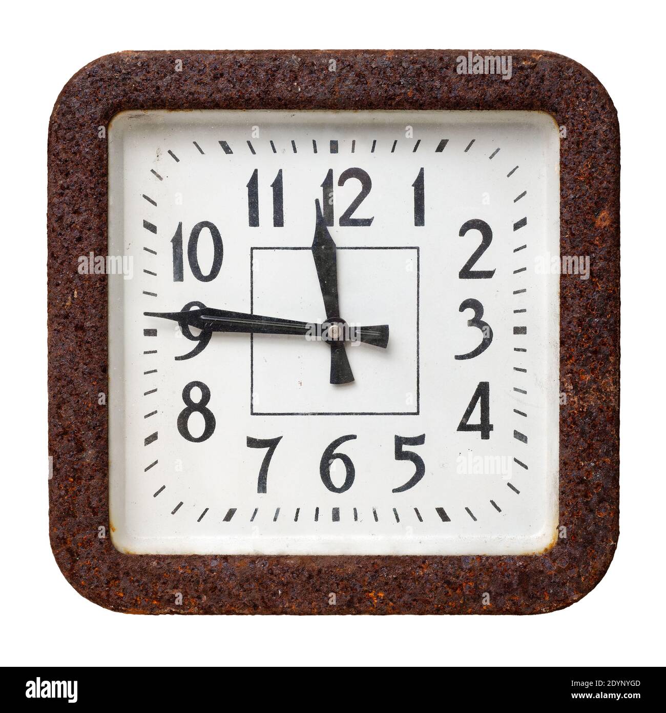 Reloj de pared rectangular retro muy antiguo, con cara blanca y estructura  de metal muy corroído, aislado sobre fondo blanco Fotografía de stock -  Alamy
