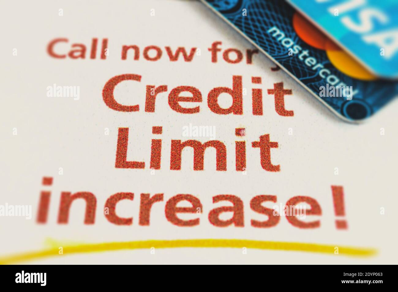 Las principales compañías de tarjetas de crédito ofrecen un aumento del límite de crédito. Foto de stock