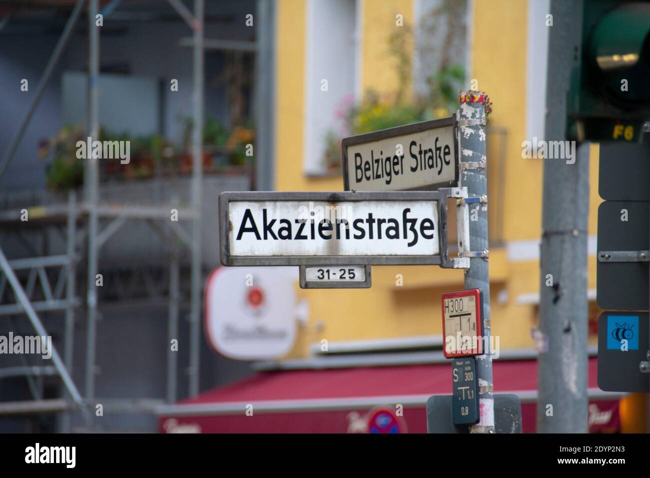 Akazienstrasse señal de calle paisaje famosa calle en Schoneberg Berlín Foto de stock