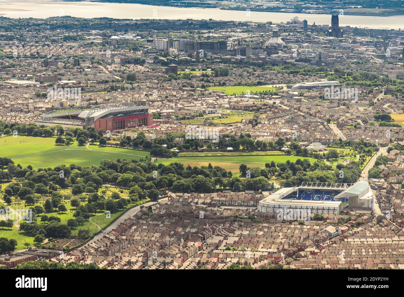 Vista aérea de las cuatro Catedrales de Liverpool: Goodison Park, hogar de Everton FC; Anfield, hogar de Liverpool FC; Catedral Anglicana y Católica Foto de stock