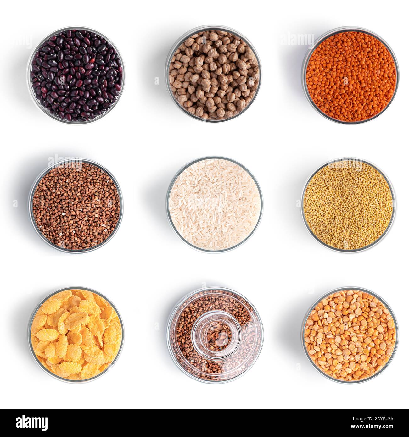Cereales y legumbres en tarros sobre fondo blanco. Foto de alta calidad Foto de stock