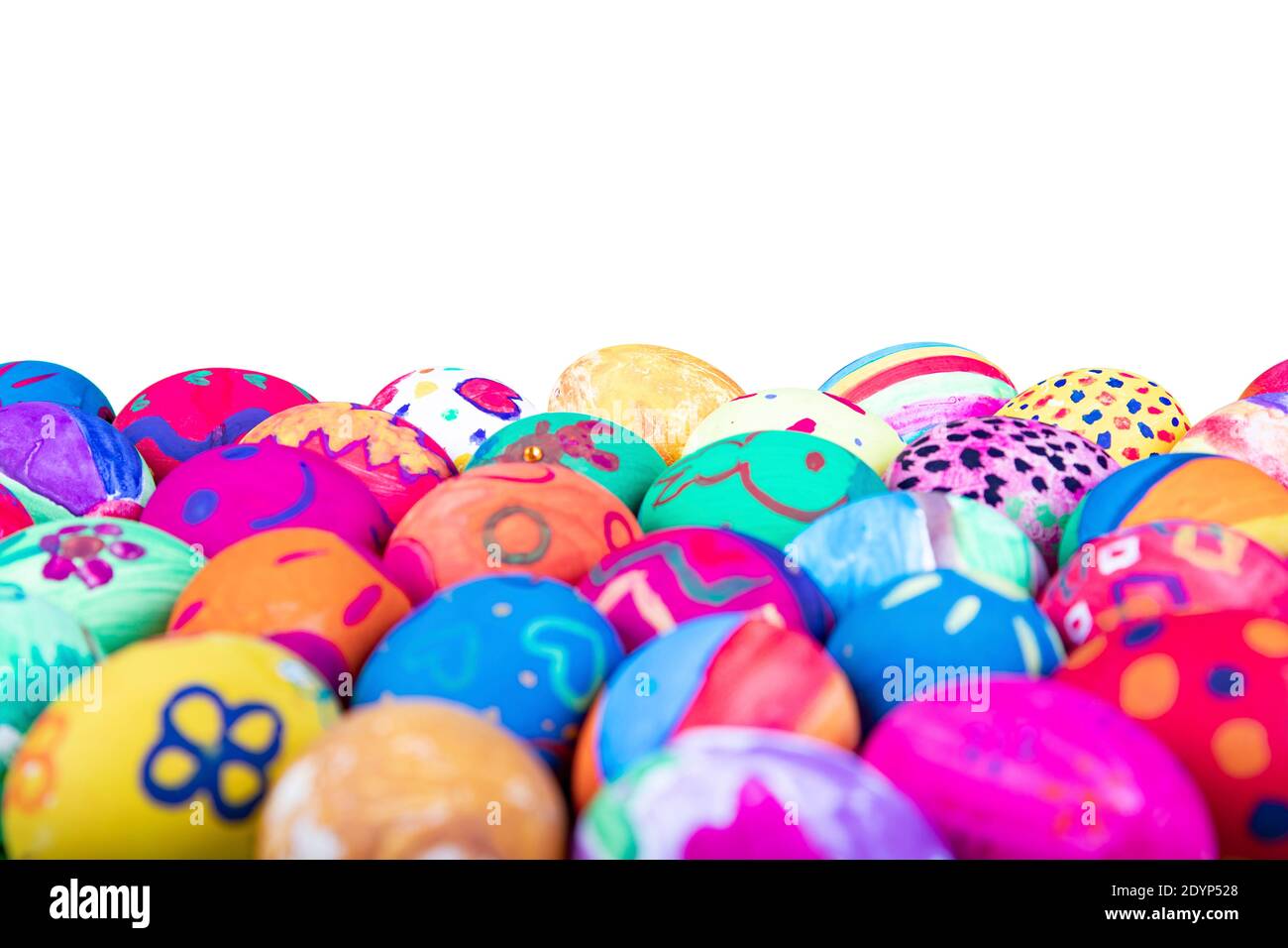 huevos pintados antes de fondo blanco, motivo de pascua, espacio de copia Foto de stock