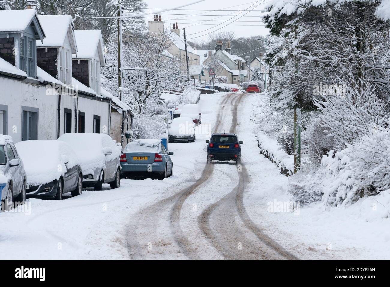 Leadhills, Escocia, Reino Unido. 27 de diciembre de 2020. En Leadhills, el segundo pueblo más alto de Escocia, en el sur de Lanarkshire, cae una gran cantidad de nieve. Iain Masterton/Alamy Live News Foto de stock