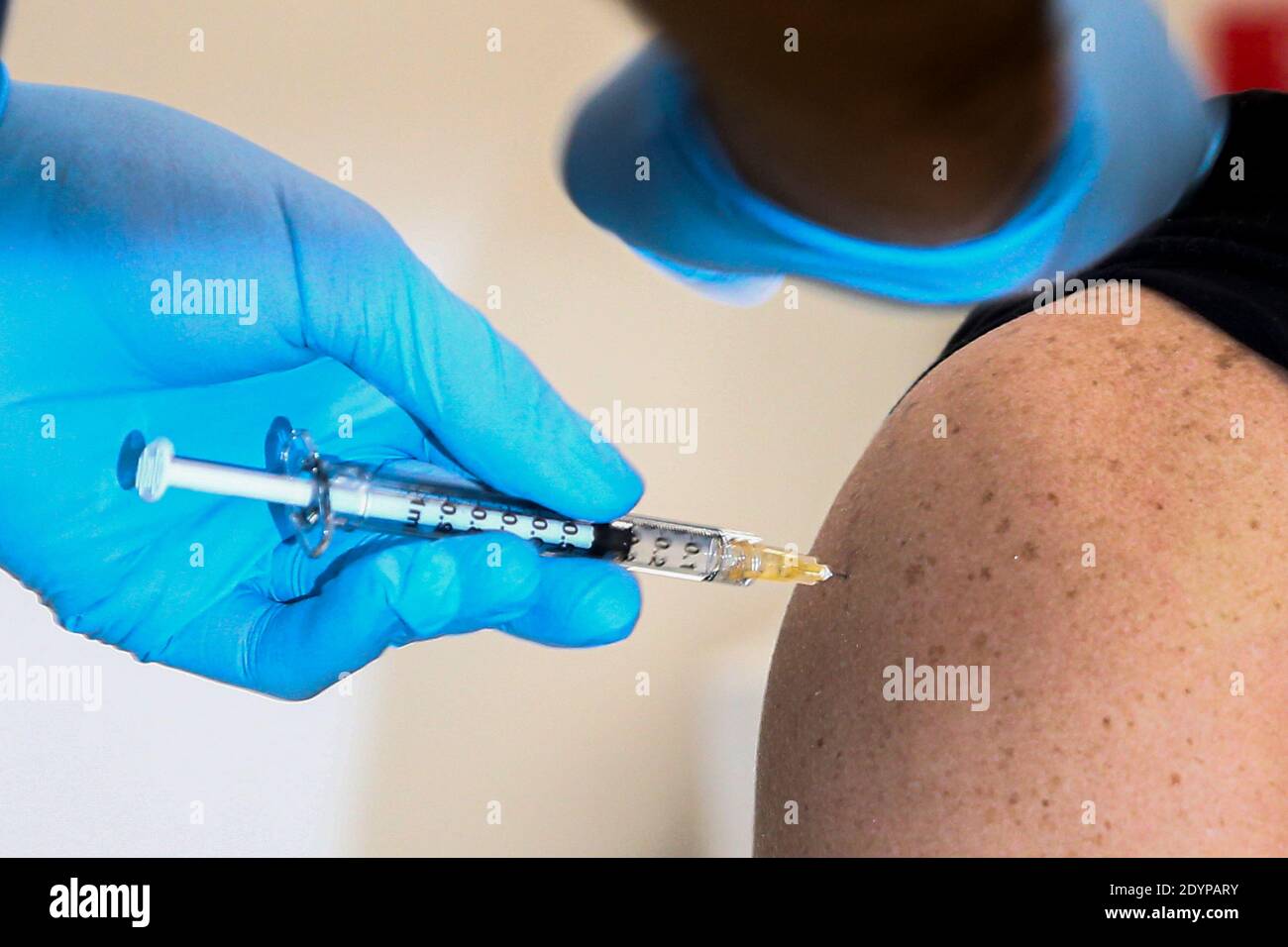 Detalle de la inyección de la vacuna contra COVID-19. Día de la vacuna en Italia, las primeras inyecciones de la vacuna Pfizer se administran a los trabajadores de la salud al mismo tiempo. Foto de stock