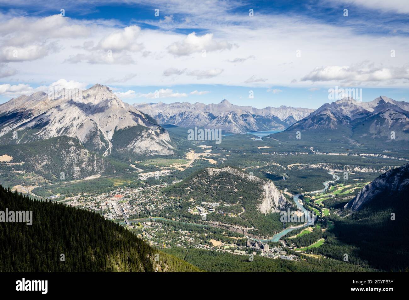 Banff y el río Bow en un corte de valle En las Montañas Rocosas Foto de stock