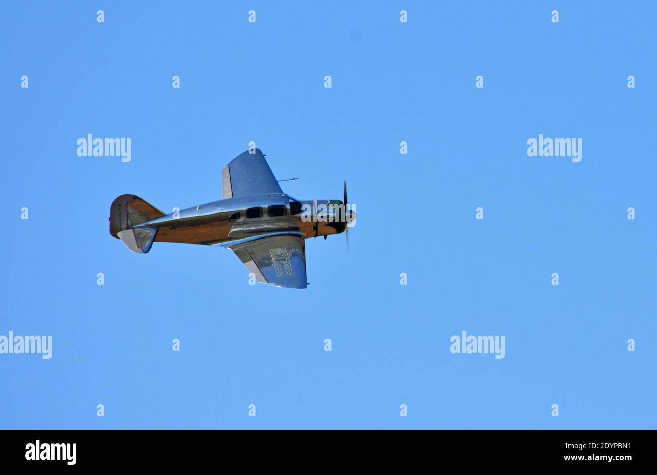 Avión ejecutivo espartano NC17633 en vuelo bue sky Foto de stock