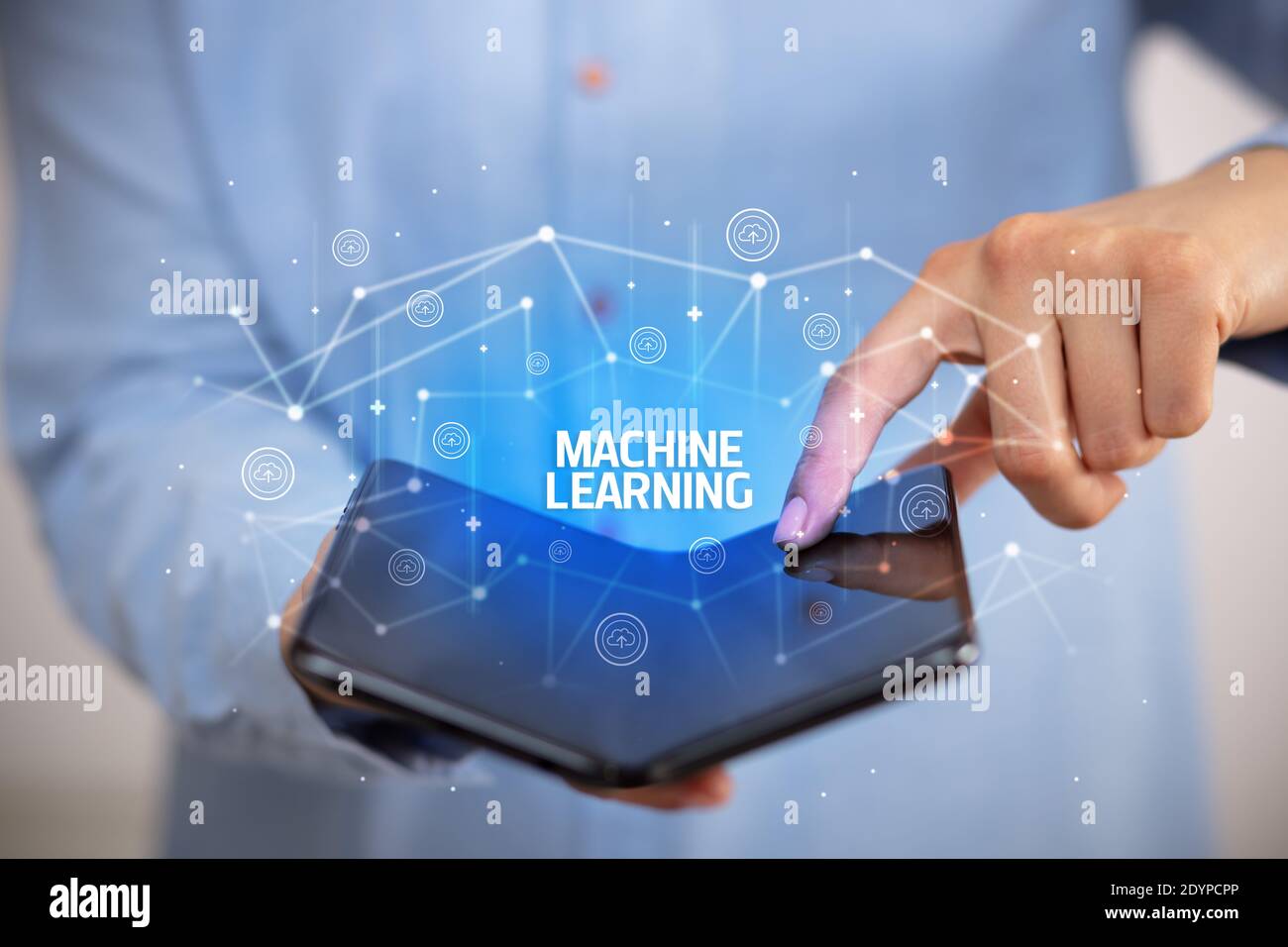Empresario sosteniendo un smartphone plegable con inscripción de Machine Learning, nuevo concepto tecnológico Foto de stock