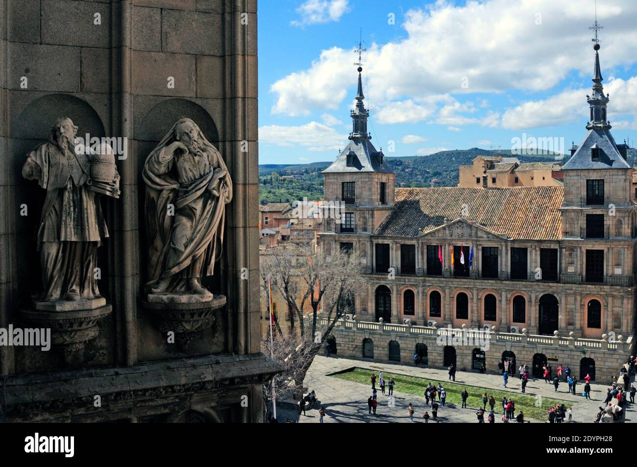 plaza del Ayuntamiento de la torre de la Catedral de Santa María de Toledo, Toledo, España Foto de stock