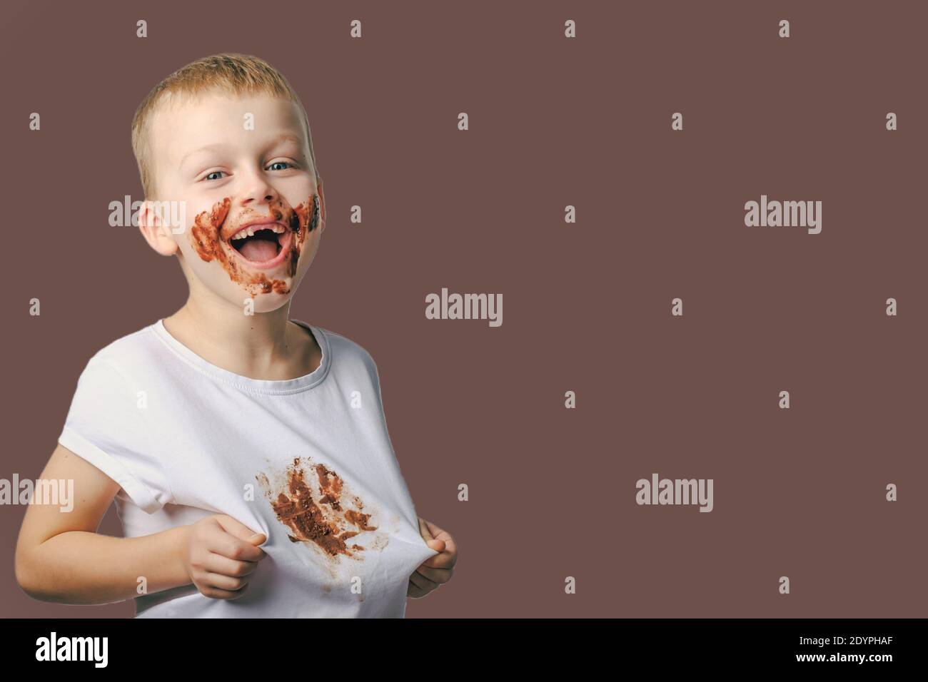 Mancha De Chocolate En La Ropa Blanca Del Bebe Foto De Alta Calidad Fotografia De Stock Alamy
