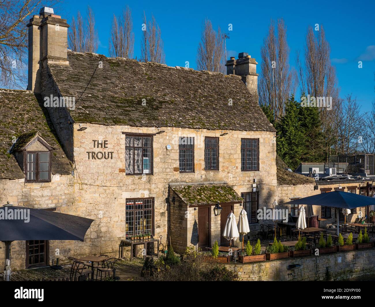 The Trout Inn, River Thames, Wolvercote, Oxford, Oxfordshire, Inglaterra, Reino Unido, GB. Foto de stock