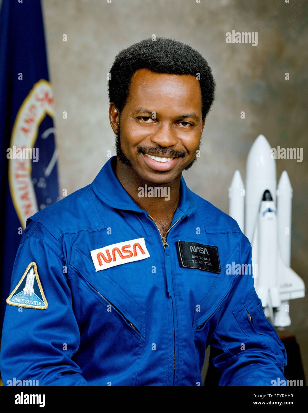 Ronald Erwin McNair (21 de octubre de 1950 – 28 de enero de 1986) fue un astronauta y físico estadounidense de la NASA. Murió durante el lanzamiento del Transbordador Espacial Challenger en la misión STS-51-L, en la que sirvió como uno de los tres especialistas de la misión en una tripulación de siete. Antes del desastre de Challenger, voló como especialista de misión en STS-41-B a bordo de Challenger del 3 al 11 de febrero de 1984, convirtiéndose en el segundo afroamericano en volar en el espacio. Foto de stock