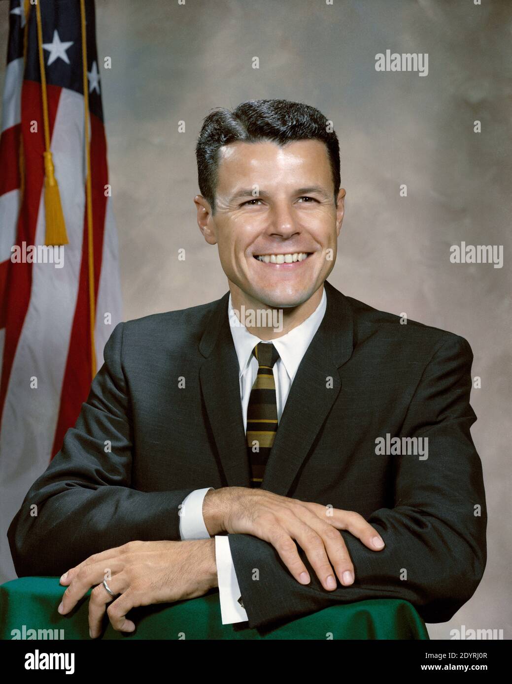 Charles Arthur Bassett II, Major, USAF, (1931 – 28 de febrero de 1966) Ingeniero eléctrico estadounidense y piloto de pruebas de la Fuerza Aérea de los Estados Unidos. Fue seleccionado como astronauta de la NASA en 1963 y fue asignado a Gemini 9. Murió en un accidente de avión durante el entrenamiento para su primer vuelo espacial. Es un memorial Foto de stock