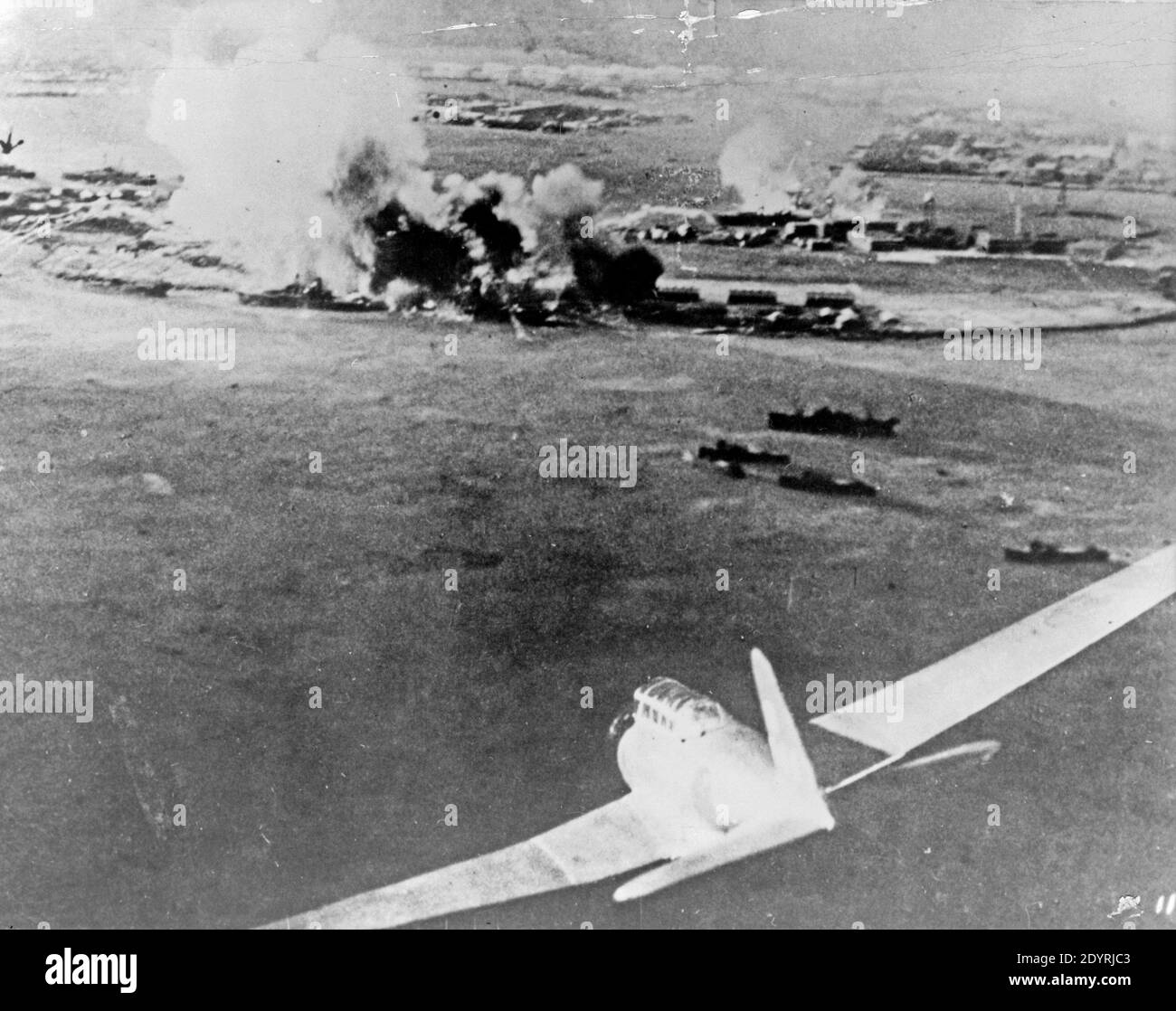 Fotografía aérea, tomada por un piloto japonés, de la destrucción de Pearl Harbor, el 7 de diciembre de 1941 Foto de stock