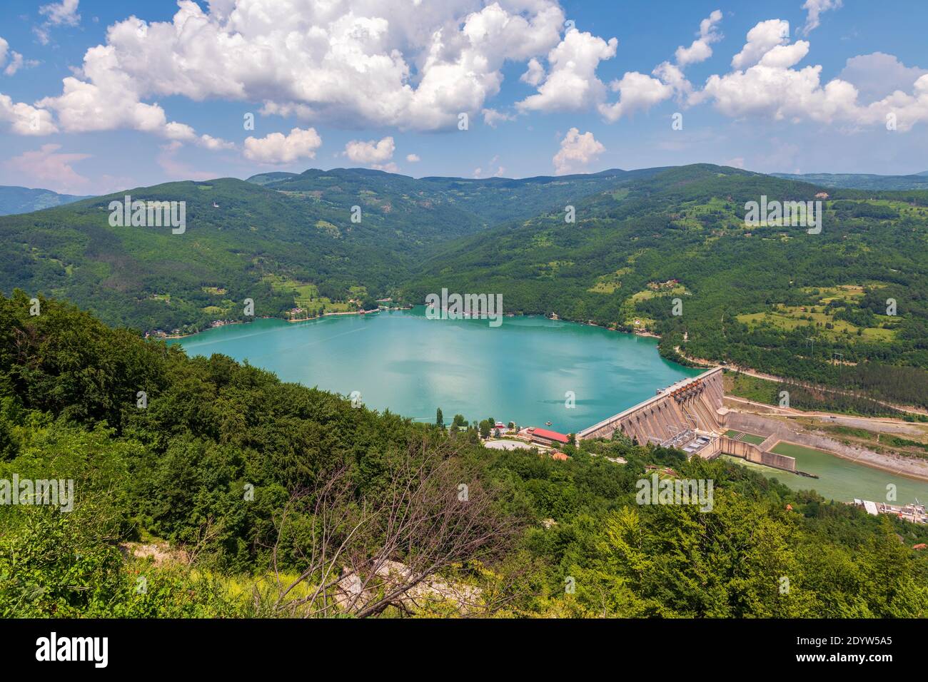 Central hidroeléctrica Bajina Basta. Perucac lago y la presa en el río Drina, Serbia. Foto de stock