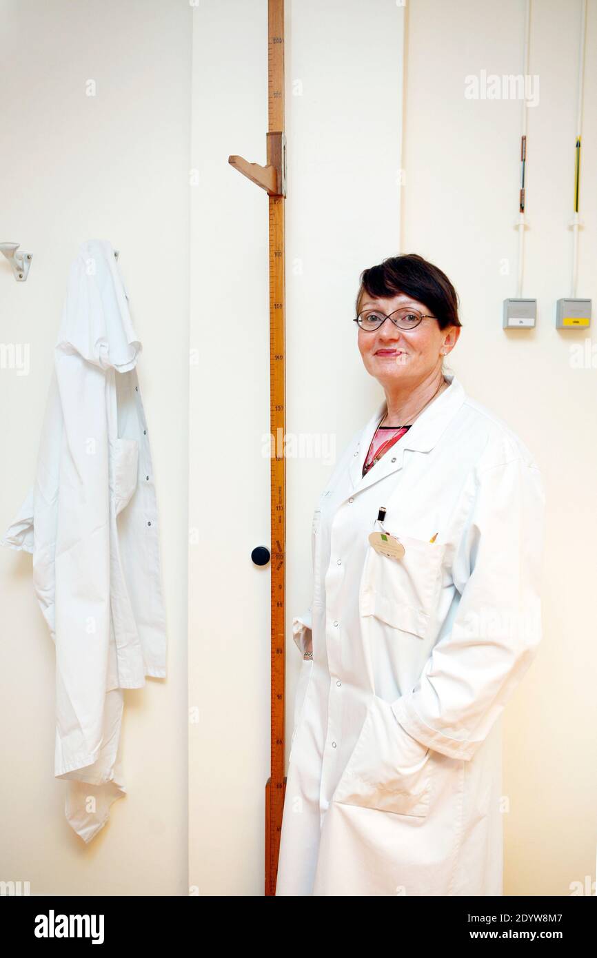Docteur Dominique Lanzmann posando en su oficina en París, Francia, el 12  de septiembre de 2013. Foto de Sandrine RoudeixABACAPRESS.COM Fotografía  de stock - Alamy
