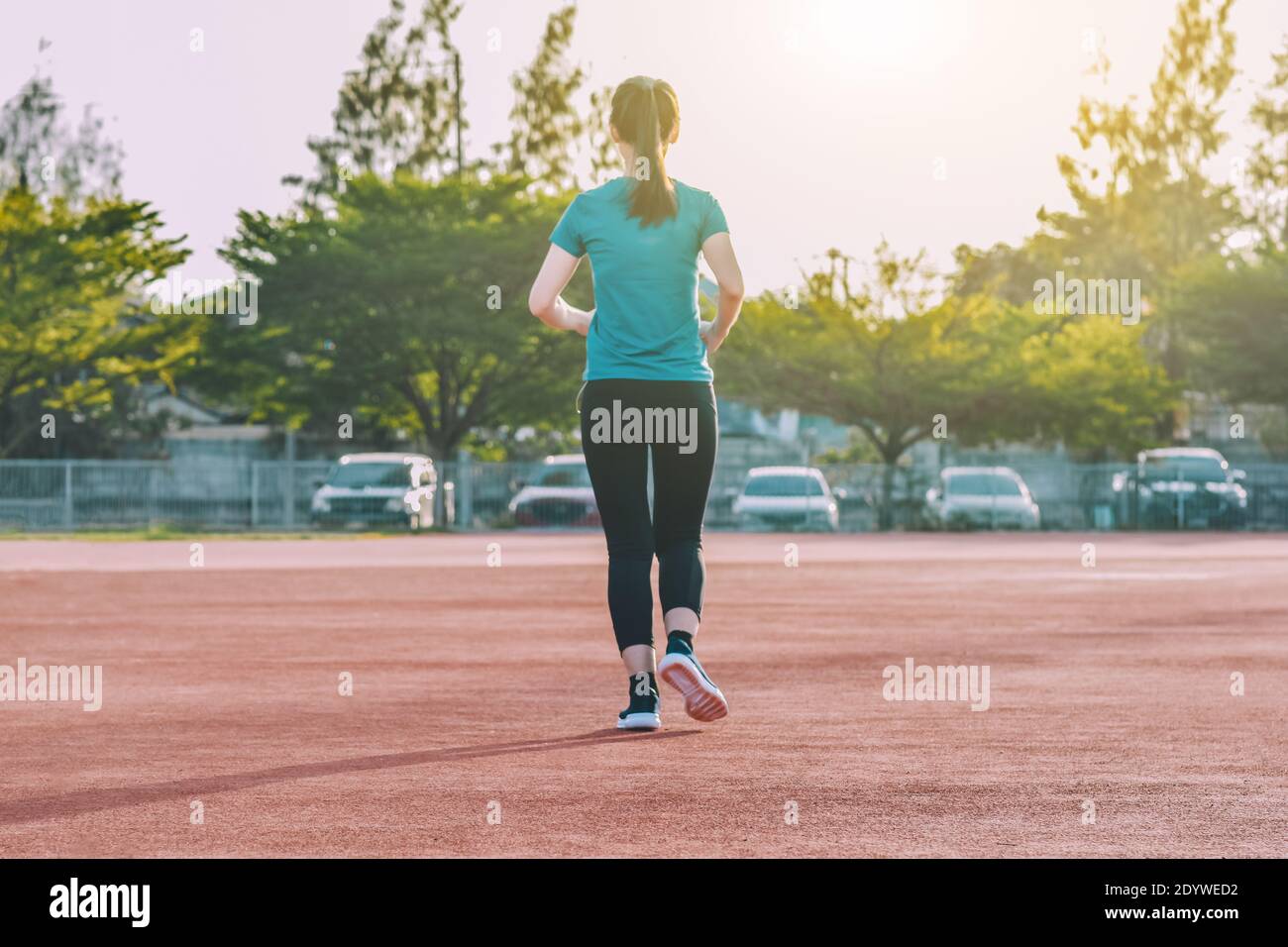 Corredor mujeres jogging o correr por la noche a la luz del sol, Lady run Jogging o ejercicio, mujer corredor o chica corriendo bien sano fuerte Foto de stock