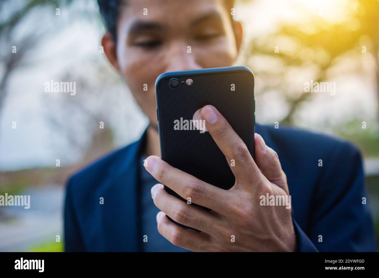 Hombre de negocios usando teléfono inteligente móvil buscando en pantalla de conexión en línea tecnología de los medios de comunicación Foto de stock