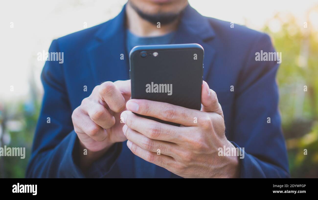 Hombre de negocios usando teléfono inteligente móvil buscando en pantalla de conexión en línea tecnología de los medios de comunicación Foto de stock