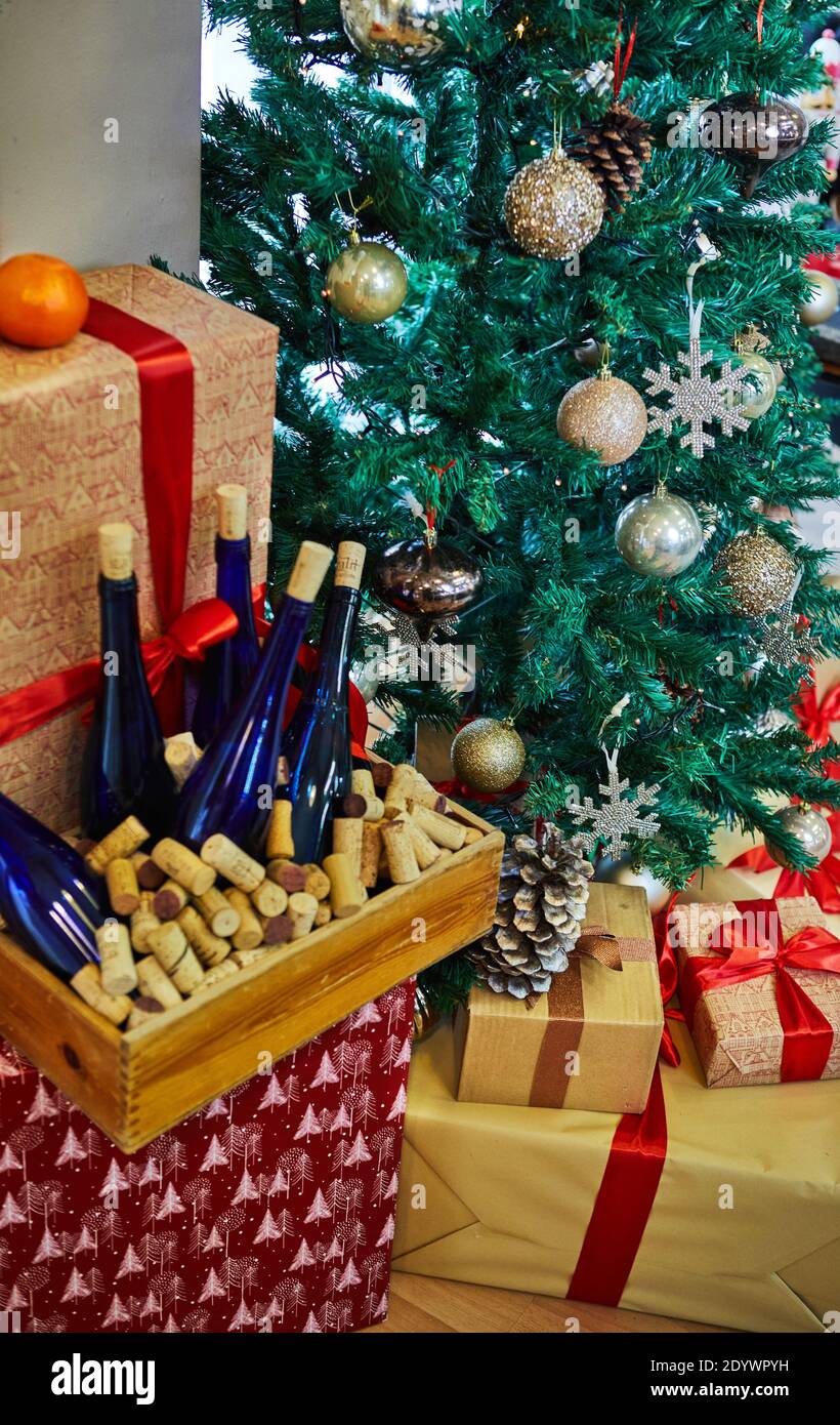 Árbol de Navidad decorado con juguetes, regalos de año Nuevo bajo el árbol  y el vino. Concepto de año Nuevo Fotografía de stock - Alamy