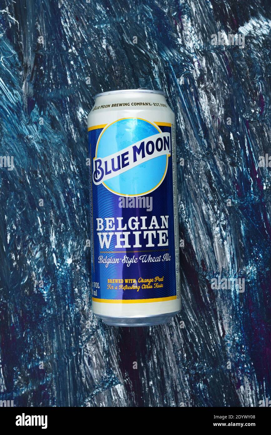 Tyumen, Rusia-23 de diciembre de 2020: Blue Moon Can cerveza blanca belga, elaborada por MillerCoors Foto de stock