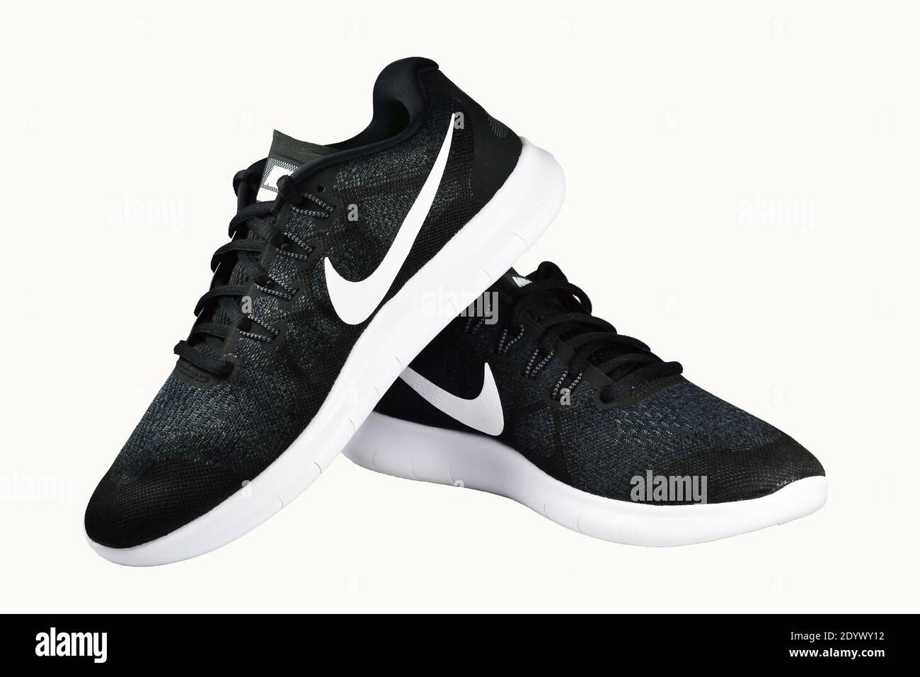 Samut Sakhon Tailandia Agosto 13, 2018 : Lanzamiento de producto Nike Men's  sport zapatillas sobre fondo blanco,zapatos Nike Running Fotografía de  stock - Alamy