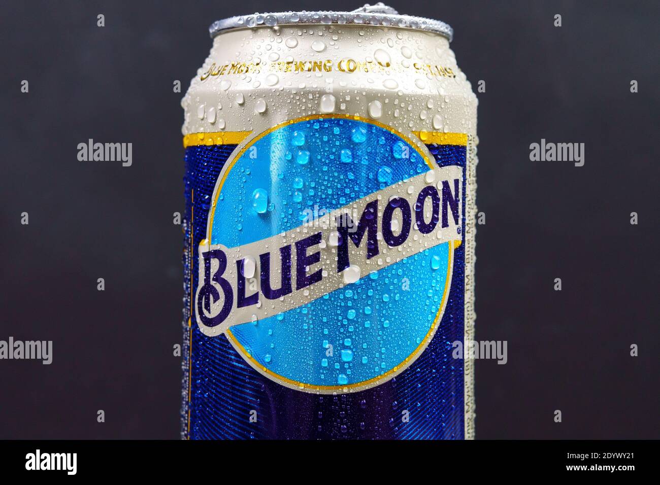 Tyumen, Rusia-23 de diciembre de 2020: Blue Moon Can cerveza blanca belga, elaborada por MillerCoors Foto de stock