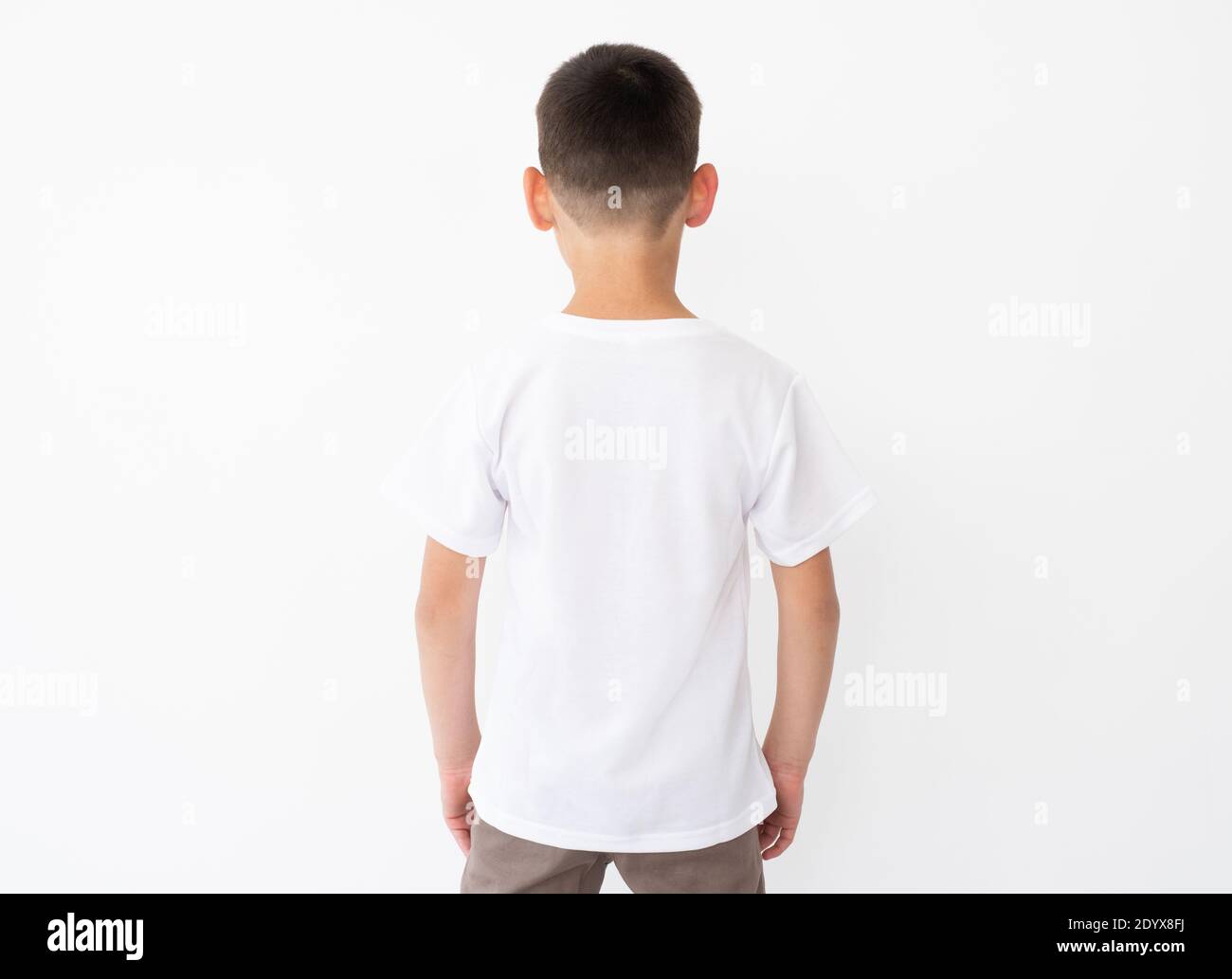 Niño pequeño vestido camiseta blanca en blanco, Vista posterior Fotografía  de stock - Alamy