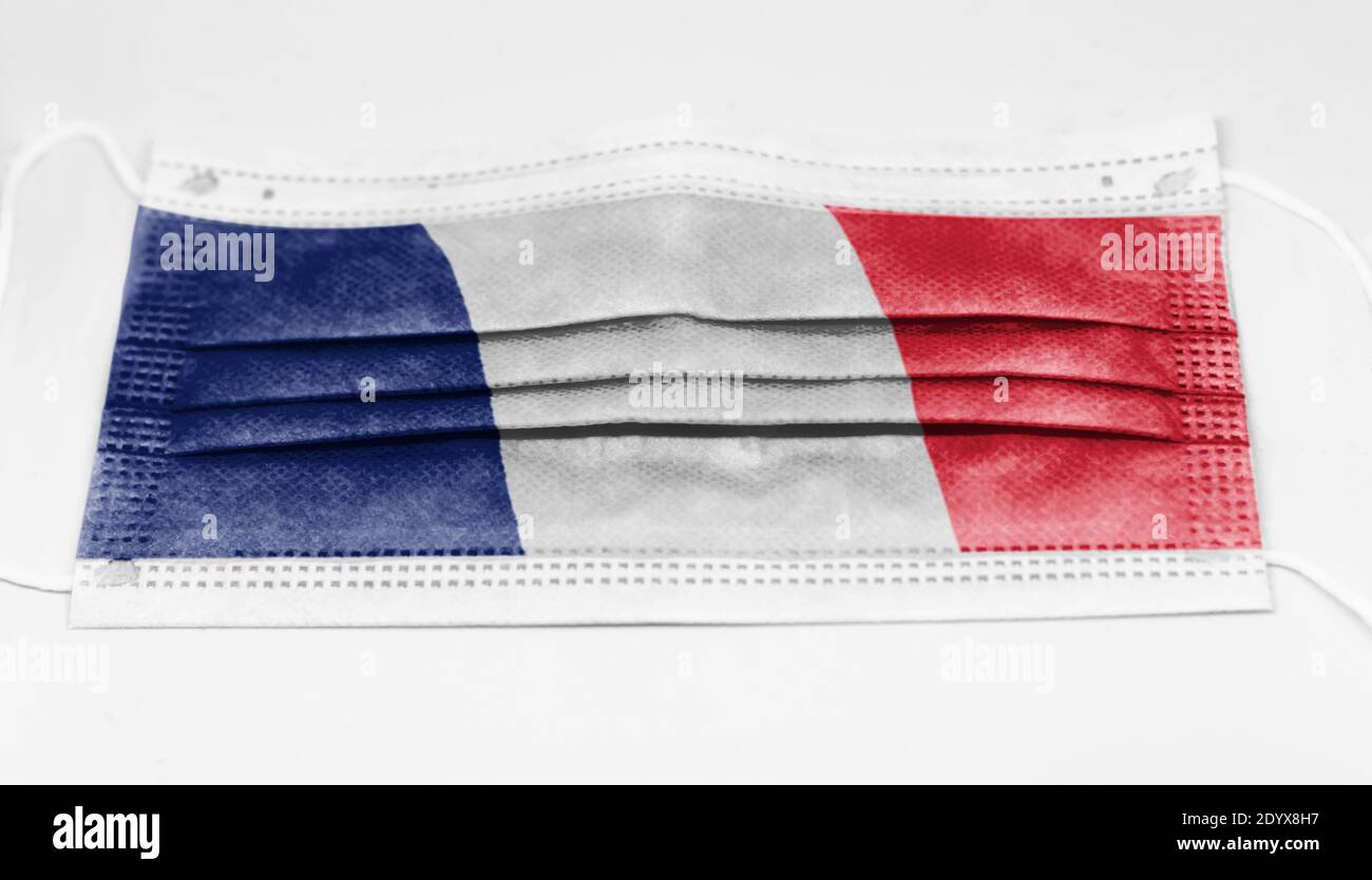 La bandera nacional de Francia impresa en una máscara quirúrgica desechable. Prevención y protección contra la pandemia del coronavirus covid-19. Salud y medicina Foto de stock