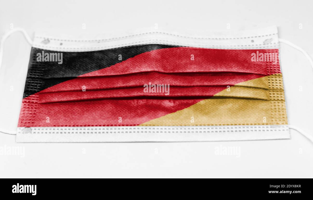 La bandera nacional de Alemania impresa en una máscara quirúrgica desechable. Prevención y protección contra la pandemia del coronavirus covid-19. Salud y medicina Foto de stock