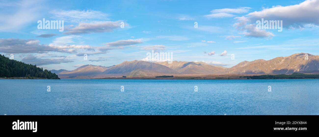 Vista al atardecer del lago Tekapo en Nueva Zelanda Foto de stock