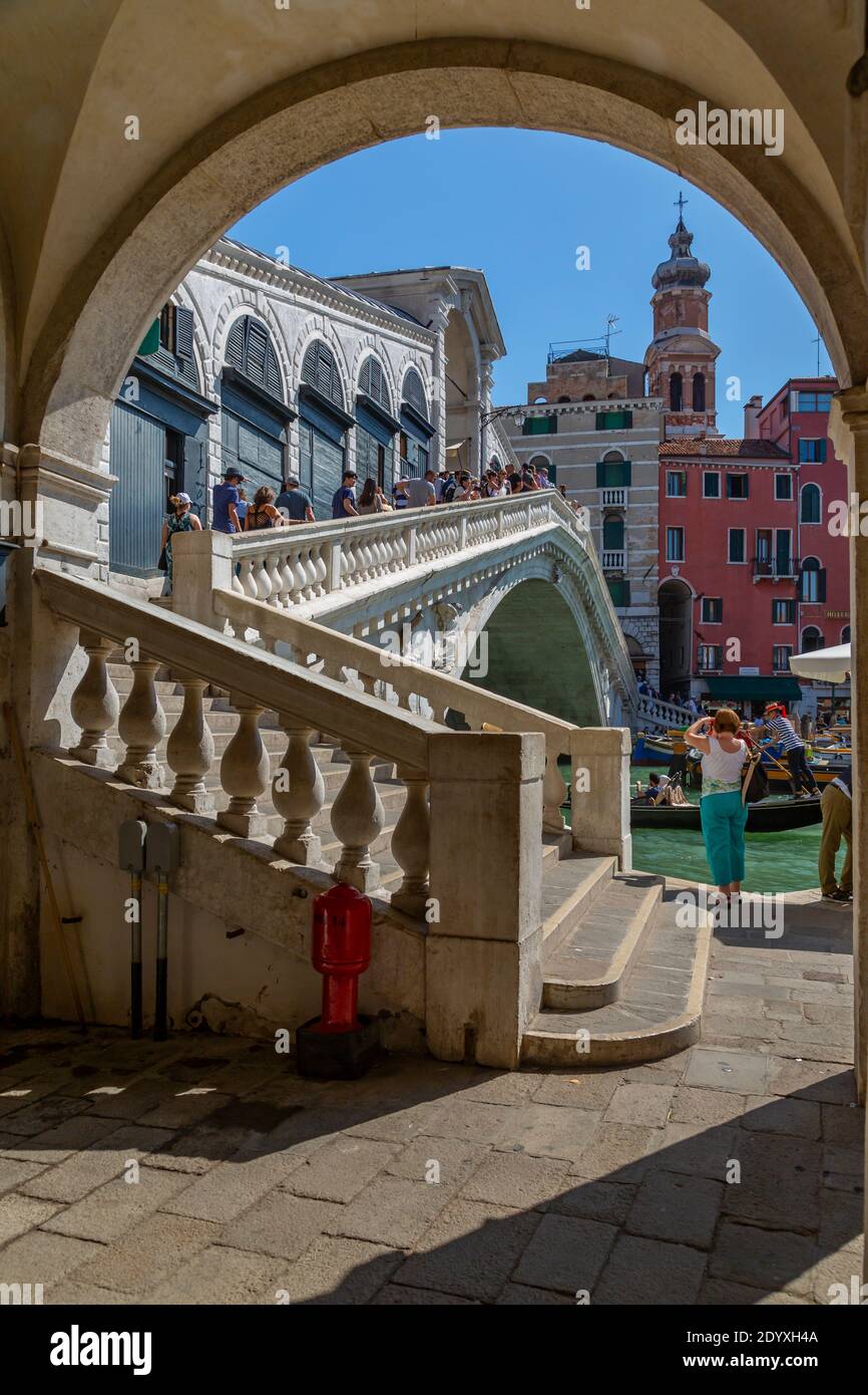 Vista del Puente de Rialto, Gran Canal y los visitantes a través de la arcada, Venecia, Véneto, Italia, Europa Foto de stock