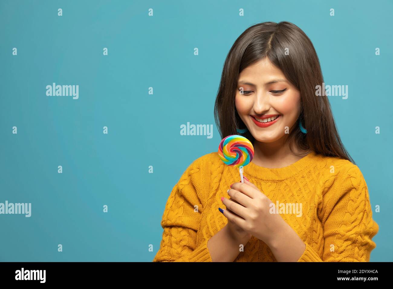 Retrato de una joven que sostiene un lollipop en la mano Foto de stock